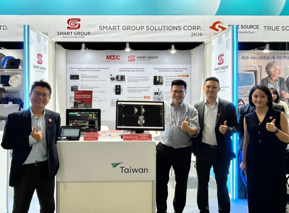 智群智慧團隊與帆宣新加坡主管於 Medical Fair Asia 2026 展場合影